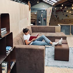 Mezzanine du camp de base avec bibliothèque